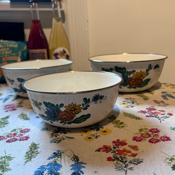 Nesting Set of Three Villeroy & Boch Floral Ceramic Bowls w Green/Yellow Accents - Picture 10 of 10